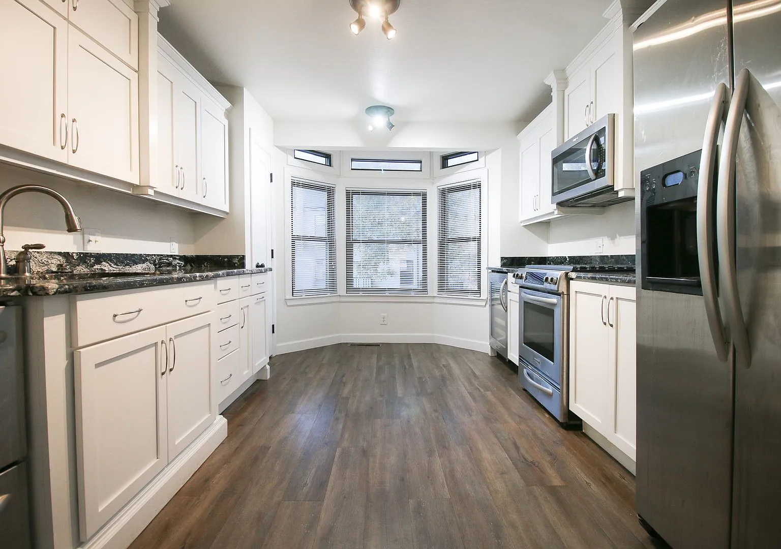 2 Bedroom, 2.5 Bath Walking Distance From the Riverside Trails and Downtown! — Photo 1