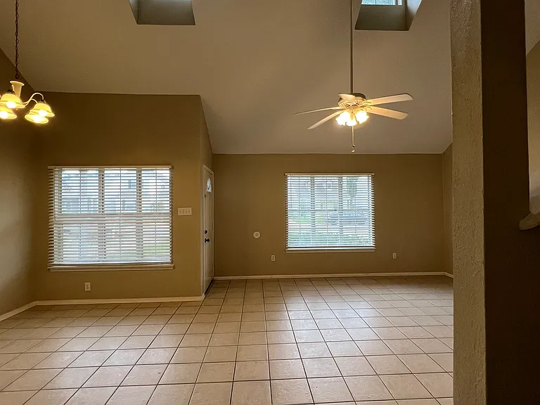 2366 Trafalgar Dr — Photo 6