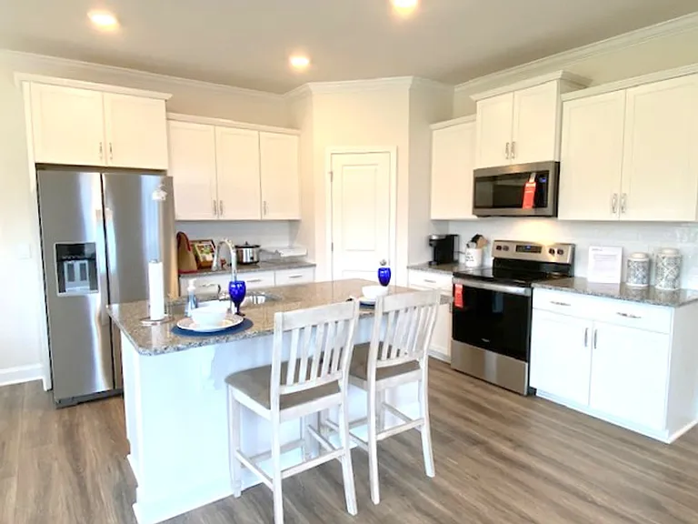 124 Creekview Rd — Photo 2
