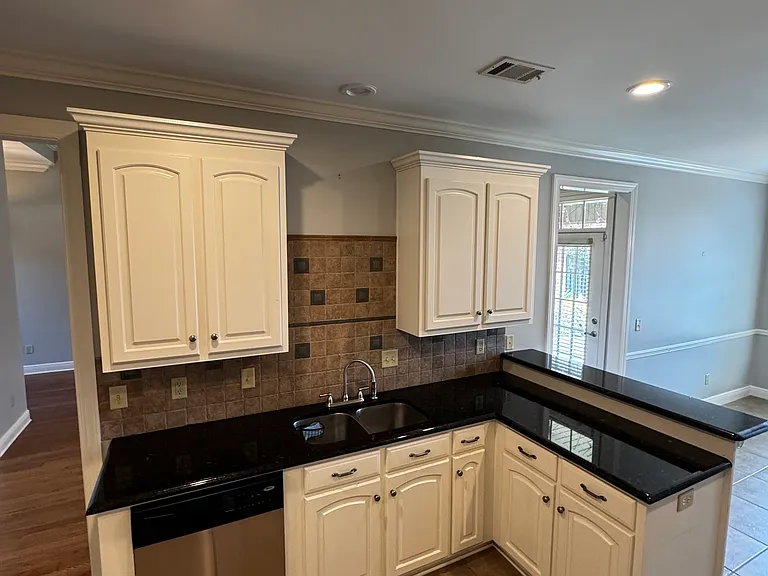 717 Greenbriar Dr — Photo 7