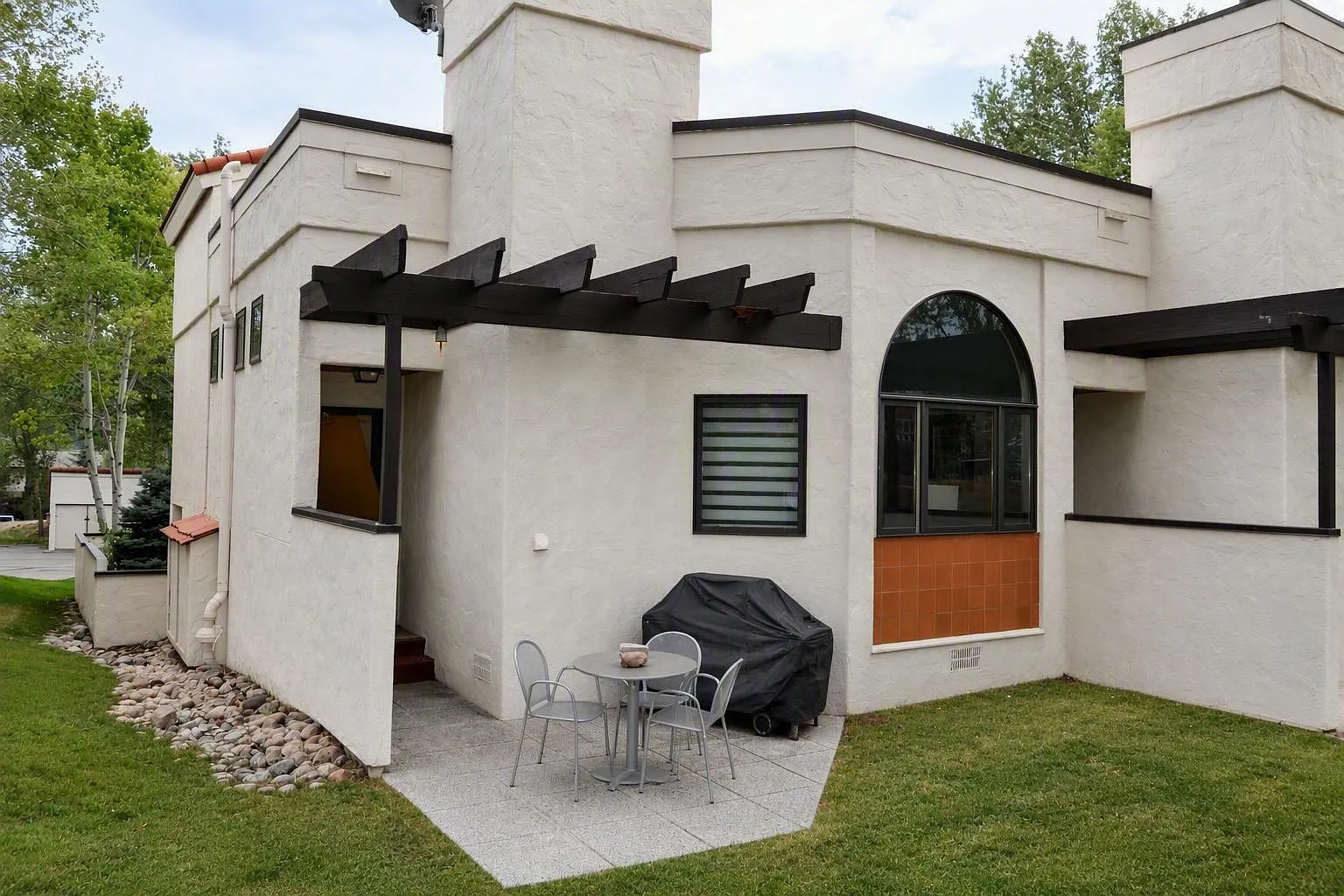 3 bed, 1333 sqft, $5,000 — Photo 1
