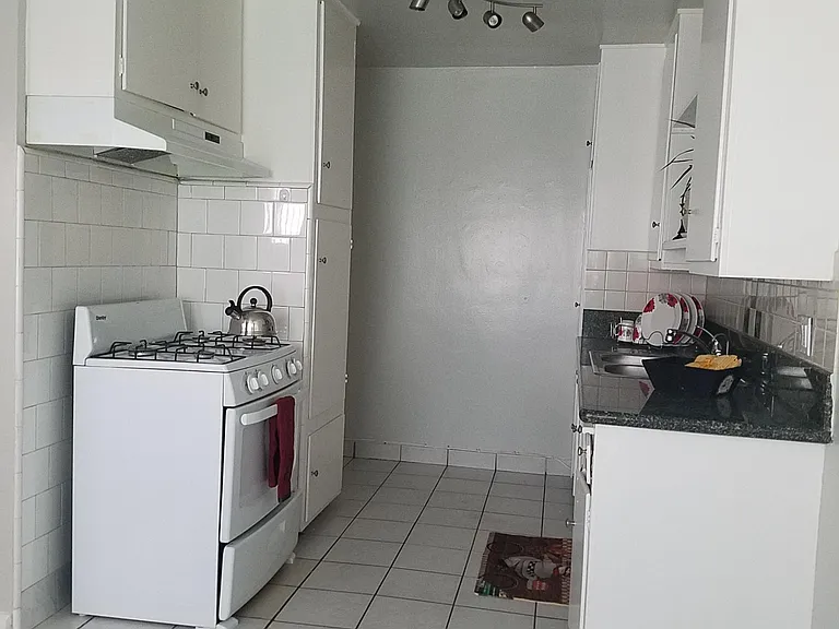 14015 Oxnard St — Photo 14