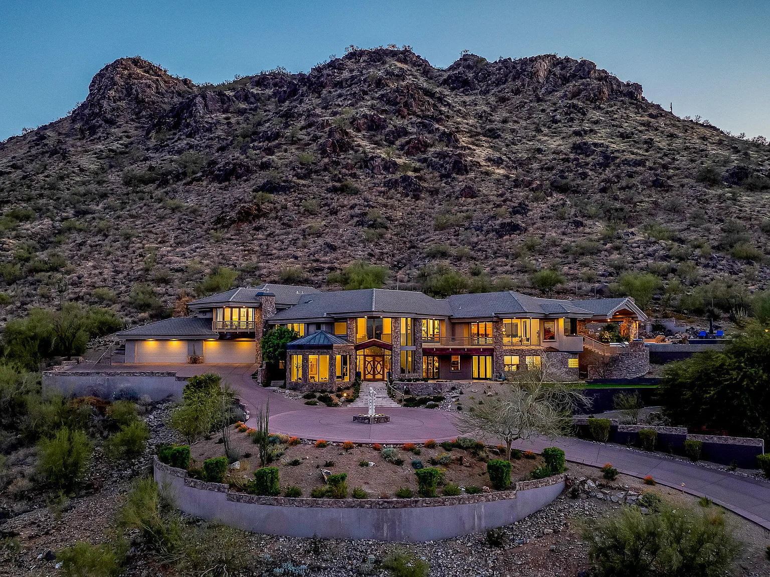 4 bed, 5.5 bath, 9837 sqft, $30,000 — Photo 1
