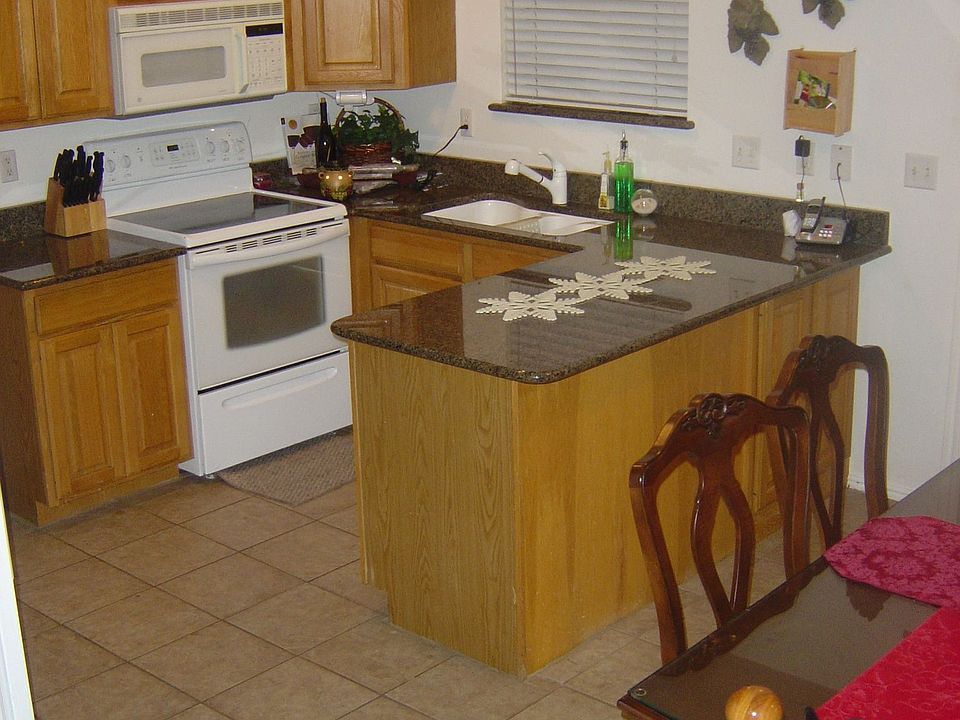 Kitchen w/ Granite