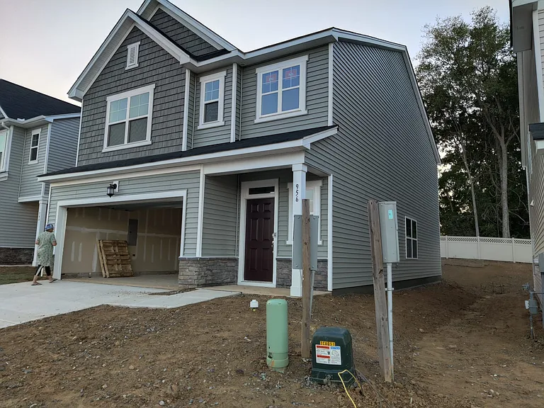 956 Maple Br — Photo 2