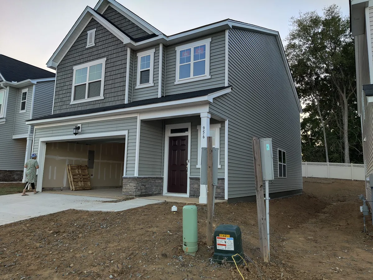 Building Photo - 956 Maple Br