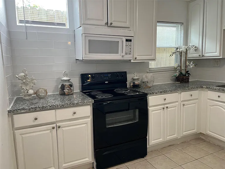 918 Winnie St #103 — Photo 10
