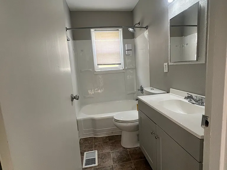 1438 Lillian Ave — Photo 5