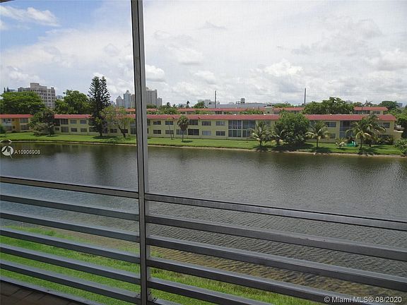 4th image of 2880 NE 203rd St APT 35
