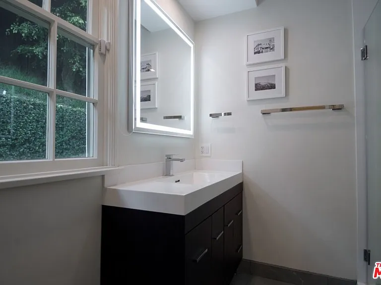 1121 N Beverly Dr — Photo 9