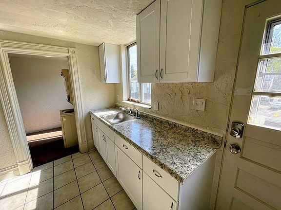 2nd image of 922 Evergreen Ave Unit 2