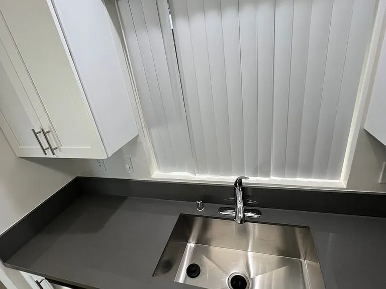 Yaya Laurel 1 Apartments — Photo 16