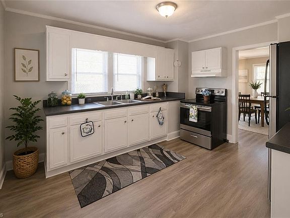 4th image of 454 W 24th St