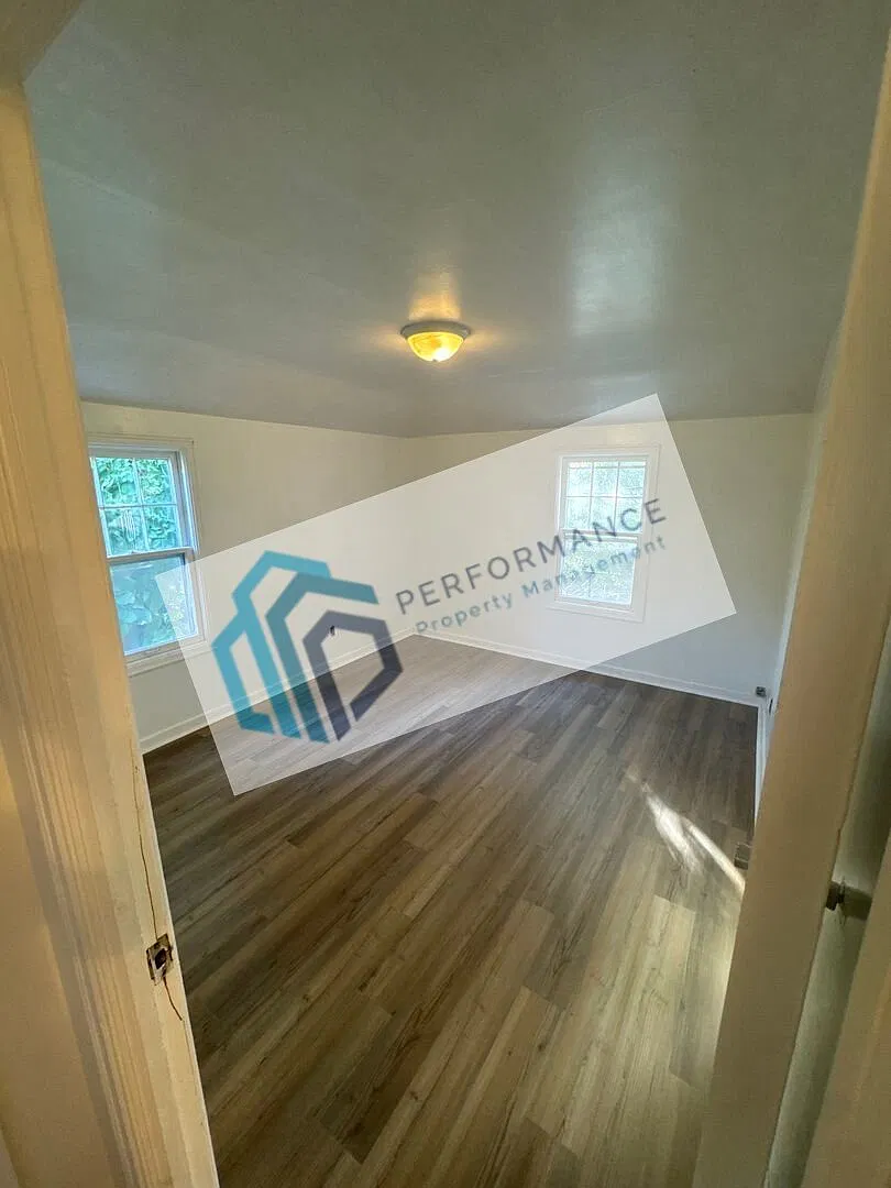 One Bedroom One Bathroom Apartment — Photo 4