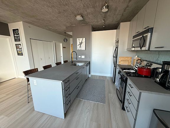 Kitchen w/ Island