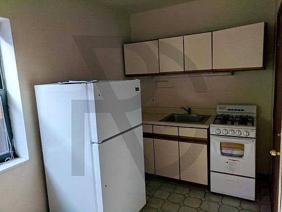 2nd image of 821 W Cornelia Ave APT 317