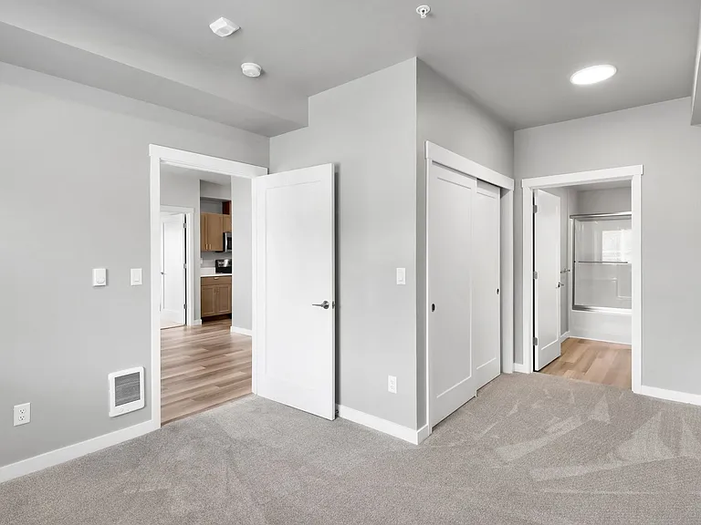 Kingsway Apartments — Photo 155