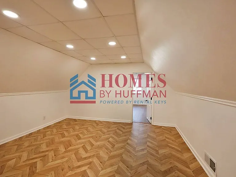 910 Harriet Street — Photo 10