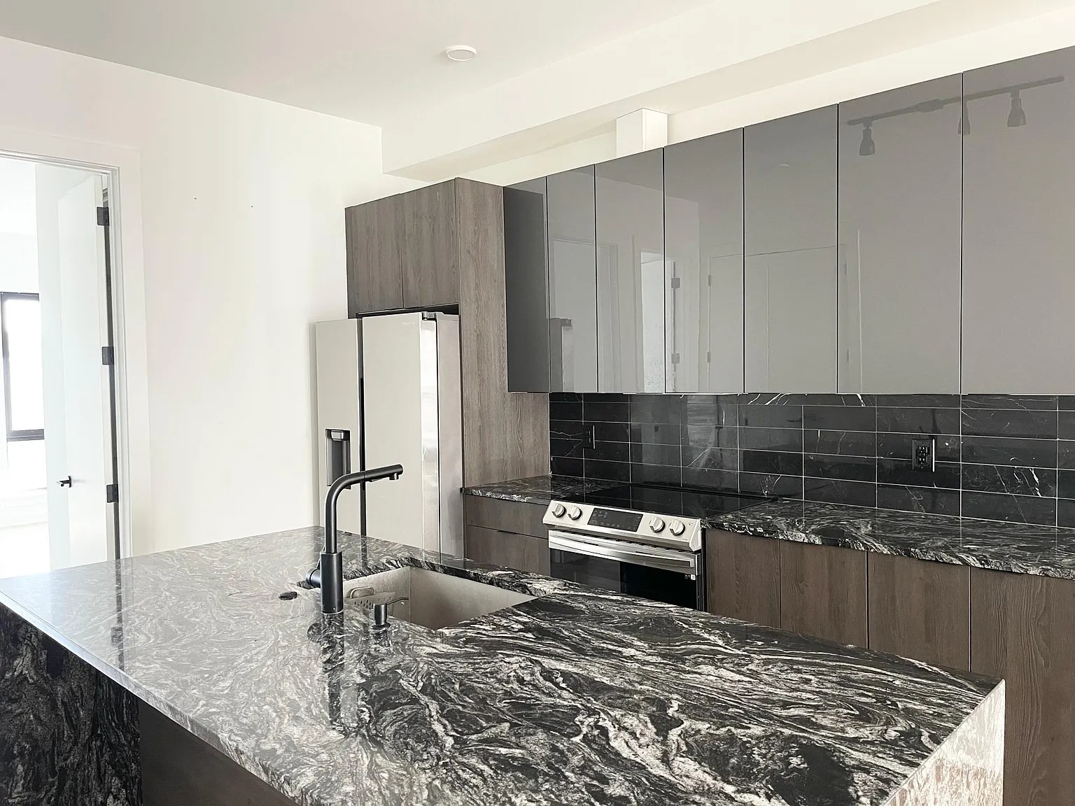 2 bed, 1000 sqft, $1,950 — Photo 2