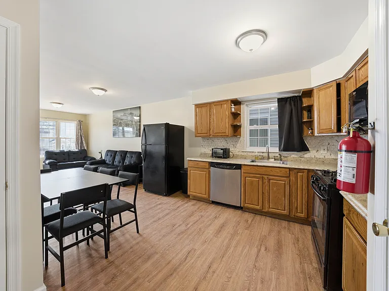 1049 Lafayette St #1A — Photo 3