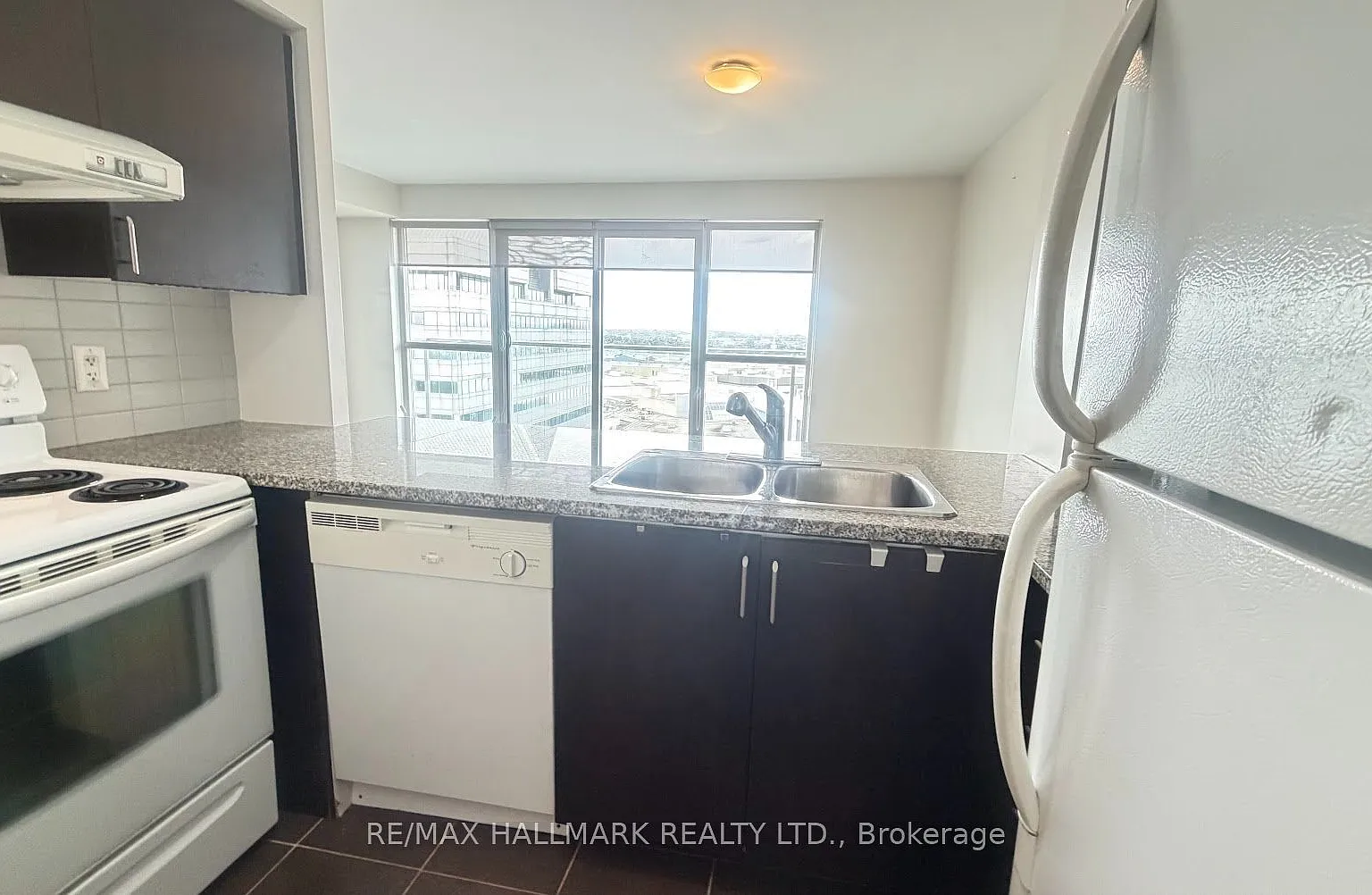 EQ1 Condos — Photo 4
