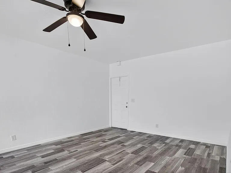 2275 NE 12th St #13 — Photo 5