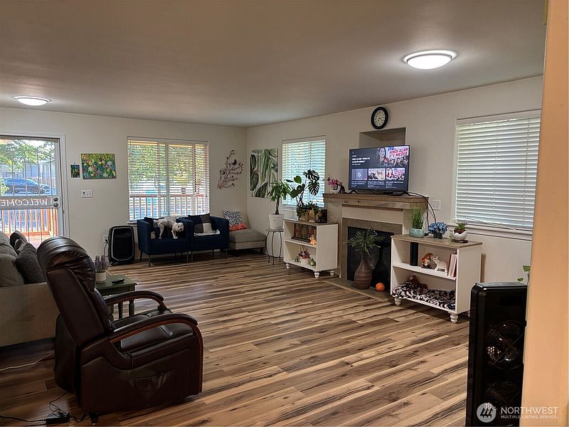 3rd image of 834 Village Way