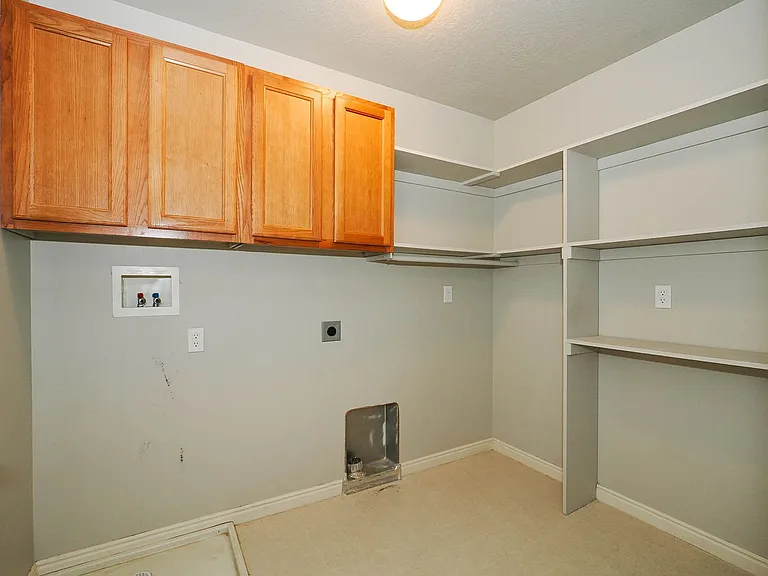1485 N June St — Photo 20
