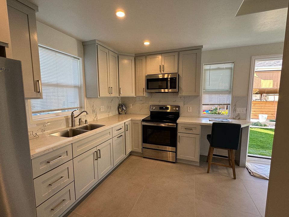 Full Kitchen and Work Space