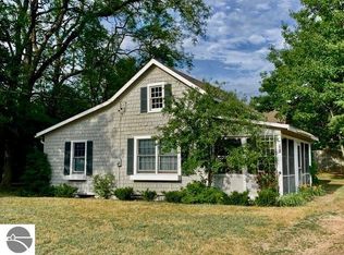 501 E Oak St, Leland, MI 49654