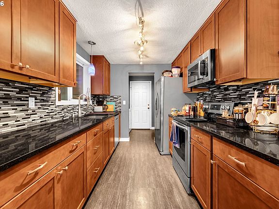 4th image of 204 NE 148th Ave
