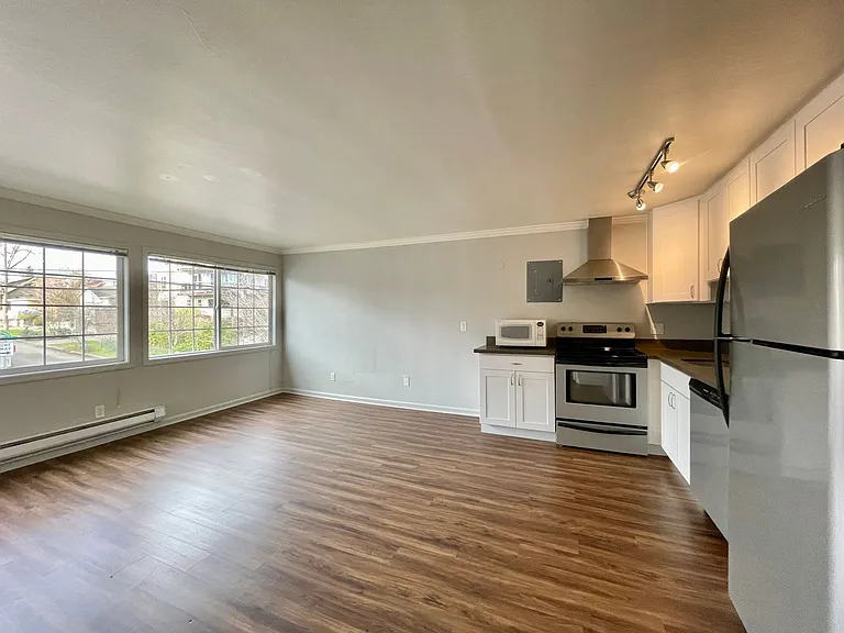 1928 43rd Ave E — Photo 3