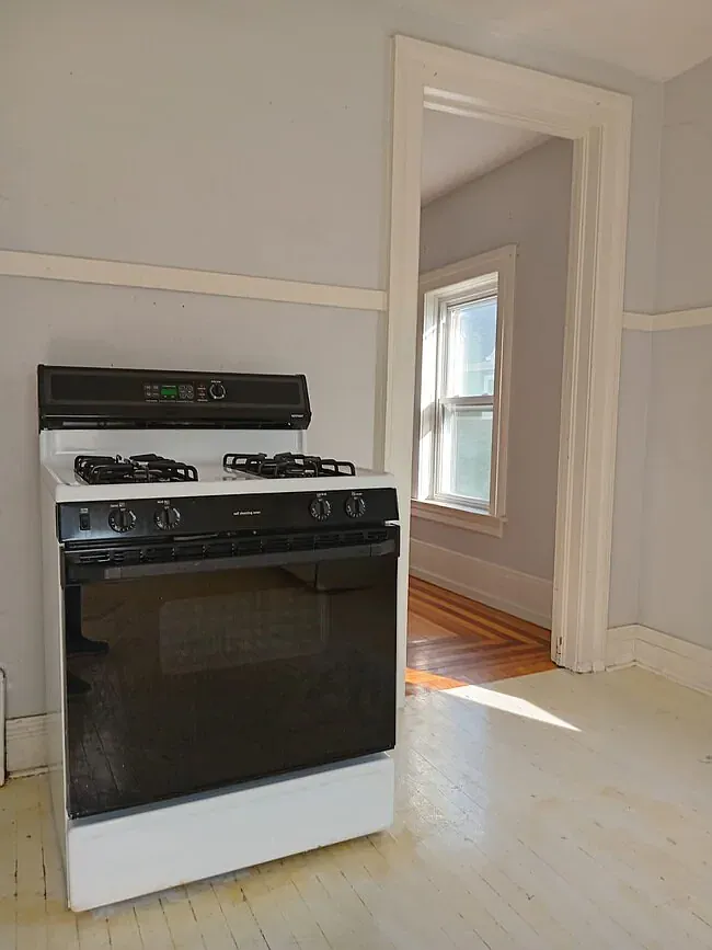 1 bed, 1700 sqft, $1,000 — Photo 2