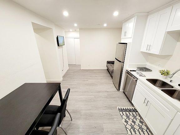 4th image of 13160 Victory Blvd #5