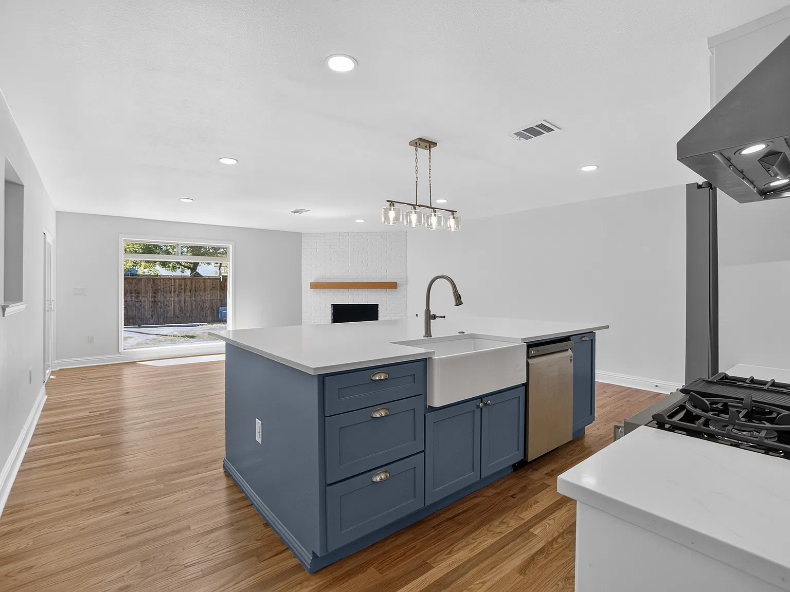 4 bed, 2438 sqft, $3,850 — Photo 3