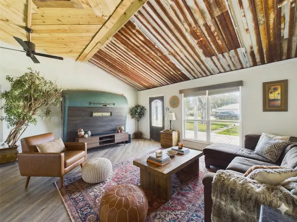 2725 Redbud Ln, Alvin, TX 77511