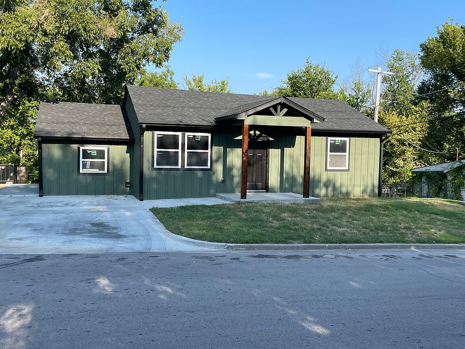 5 bed/2 bath, split level home with full size walkout basement