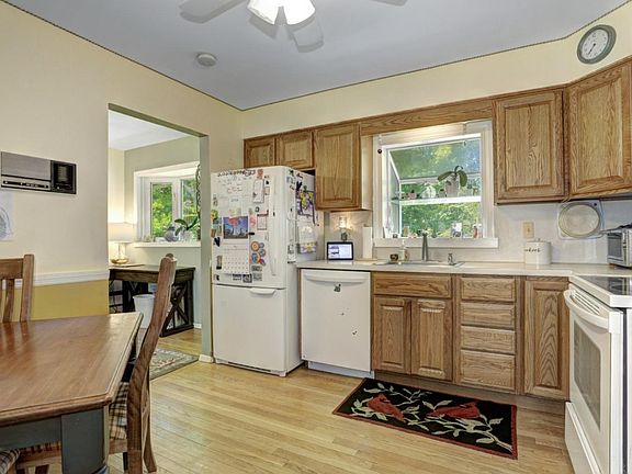 4th image of 34 Sanford Dr