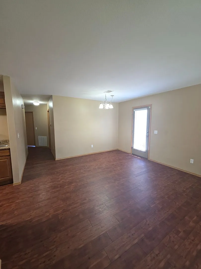 824 W 13th St — Photo 3