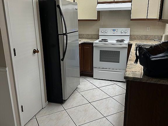 3rd image of 1739 Hampton Ln #301