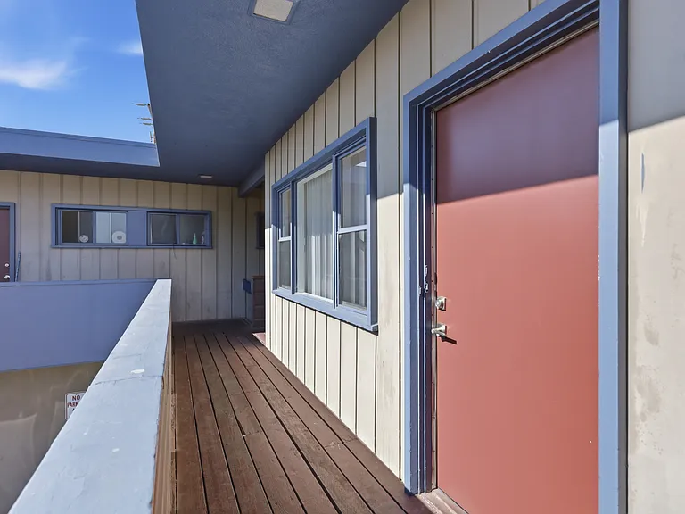 205-215 W Roderick Ave #6 — Photo 4