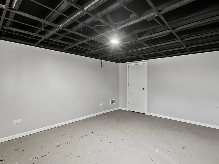 32W266 Glos St — Photo 21