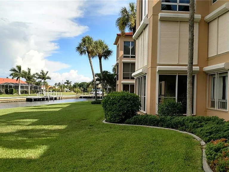 1 Colony Point Dr — Photo 2