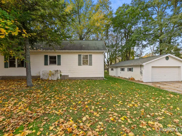 319 N Stewart Ave, Fremont, MI 49412