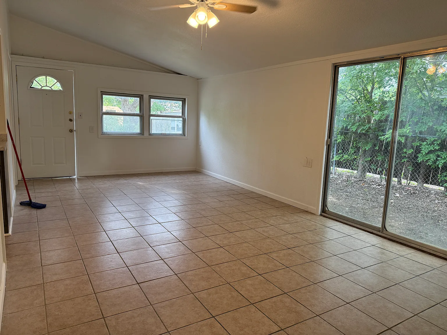 3 bed, 925 sqft, $950 — Photo 3