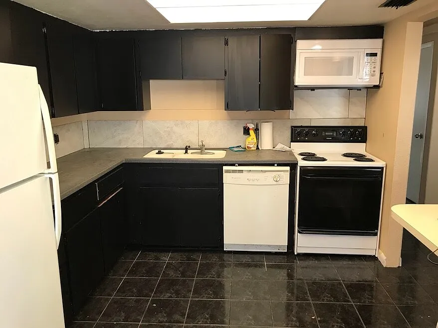 2 bed, 900 sqft, $1,600 — Photo 2