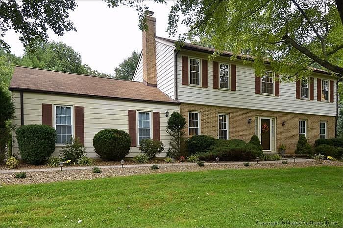 Beautifully maintained and updated colonial