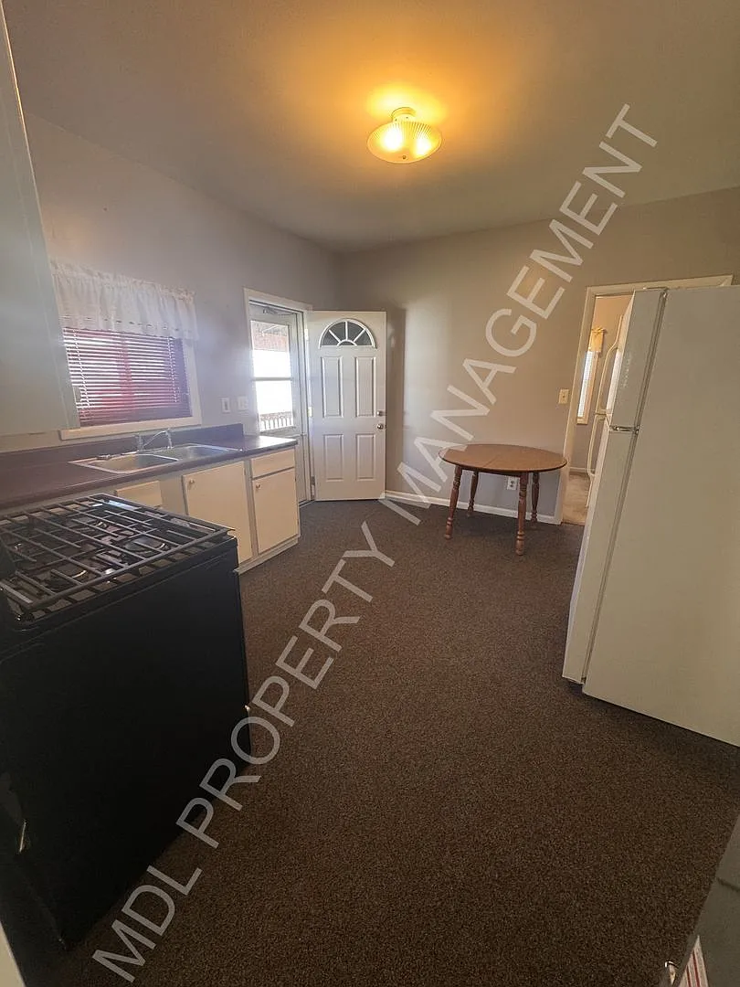 2-Bedroom House in Bay City — Photo 2