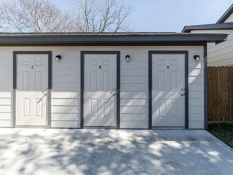 207 N Poplar St #B — Photo 16