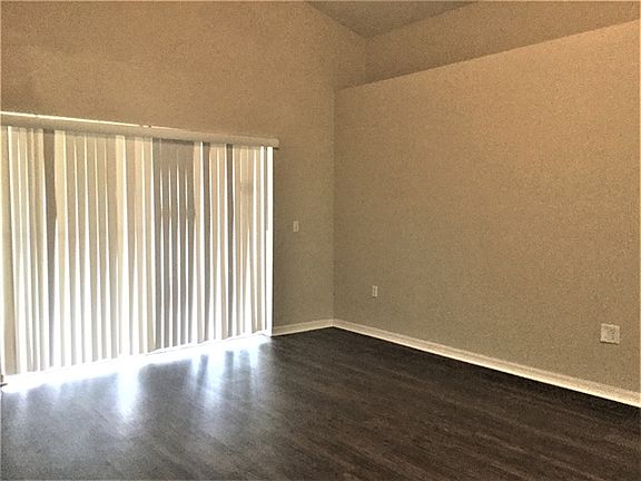 5th image of 2042 Black Hawk St